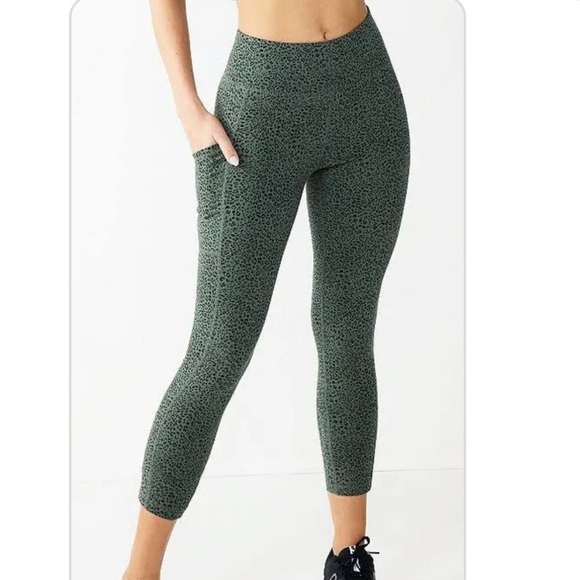 Tek Gear Olive Green Cheetah Workout Capri Pants - Picture 1 of 7